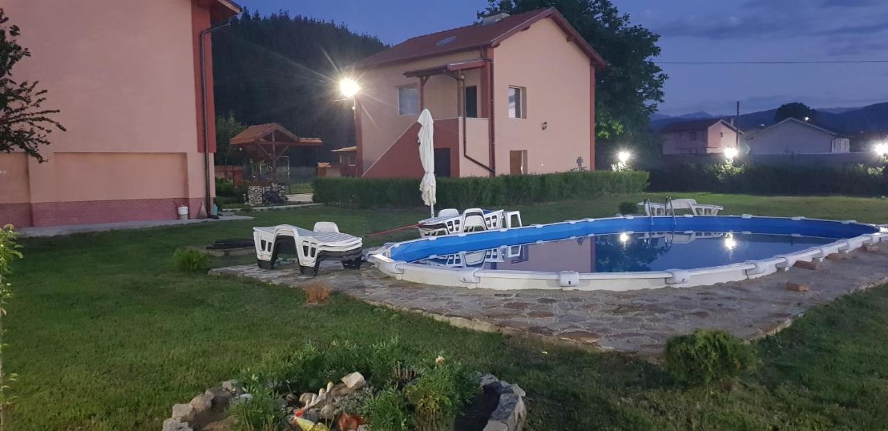 Къщи За Гости Ореха Samokov Buitenkant foto